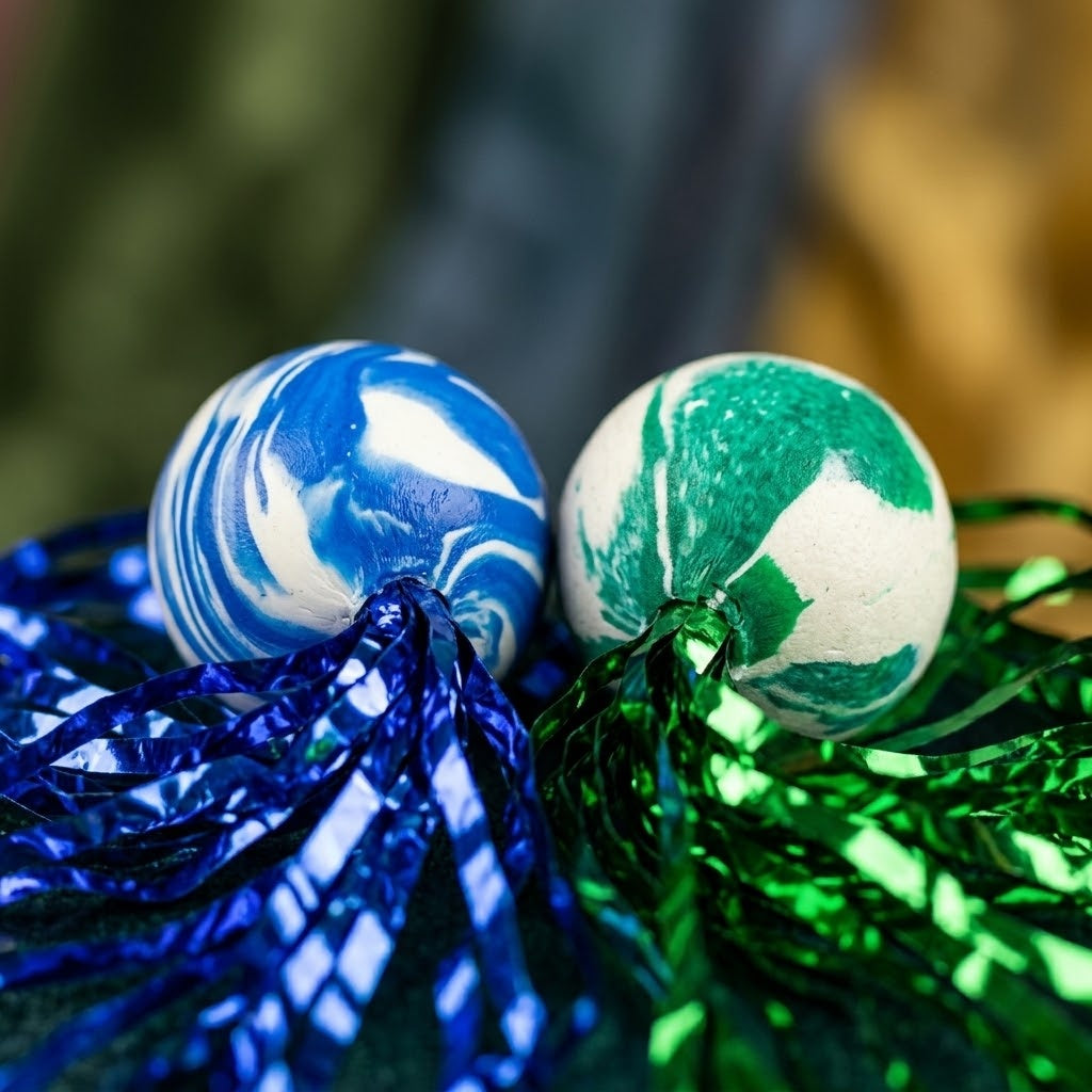 Comet Bouncy Balls with Coloured Filaments 27 mm - close-up