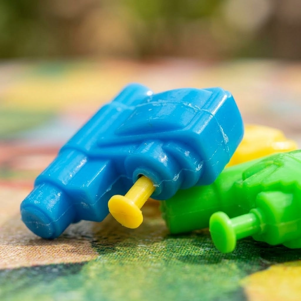 Mini Water Gun 4 cm Tiny Water Pistol Party Favour - close-up