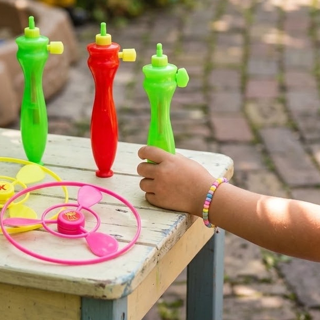 Pull String Propeller Launcher Flying Toy 8 cm - close-up