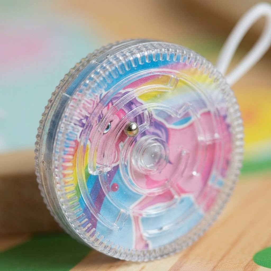 Yo-Yo with Built-In Maze Game 2-in-1 Toy 5 cm - close-up