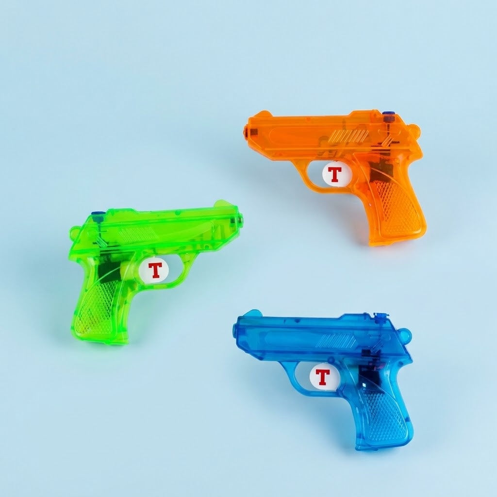 Mini Water Gun Squirt Pistol – Party Favor 12 cm - studio photo