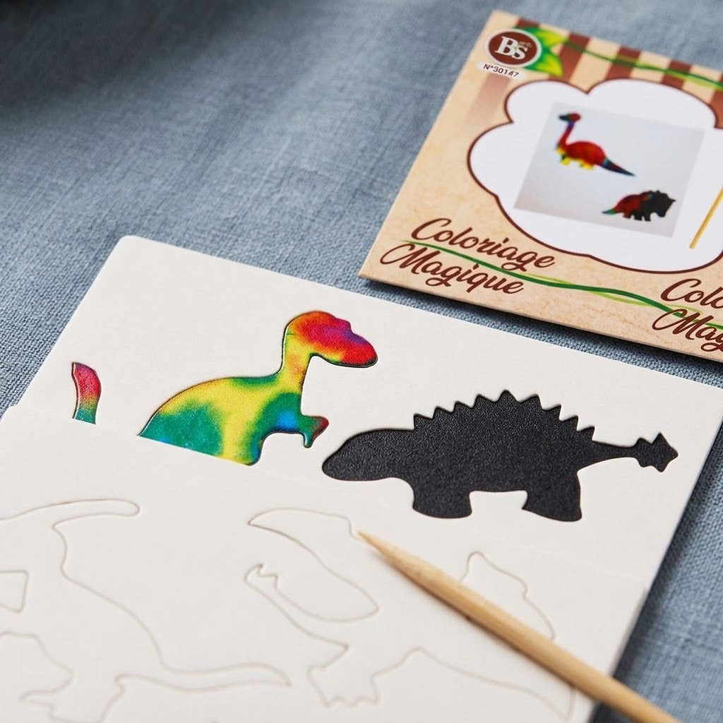 Dinosaur Magic Scratch Card with 4 Stencils 8.5 cm - close-up