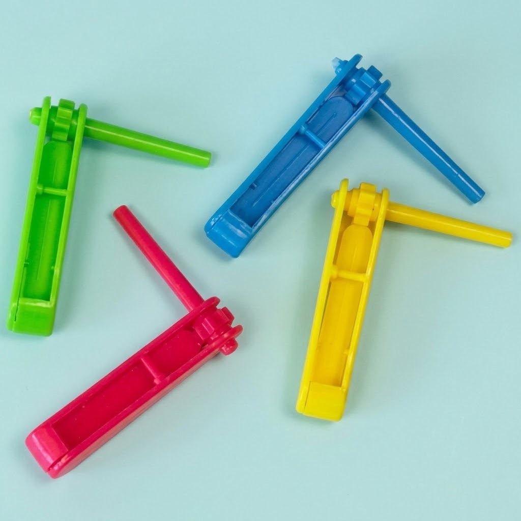 Mini Ratchet Noise Maker Rattle, 6.5 cm - studio photo