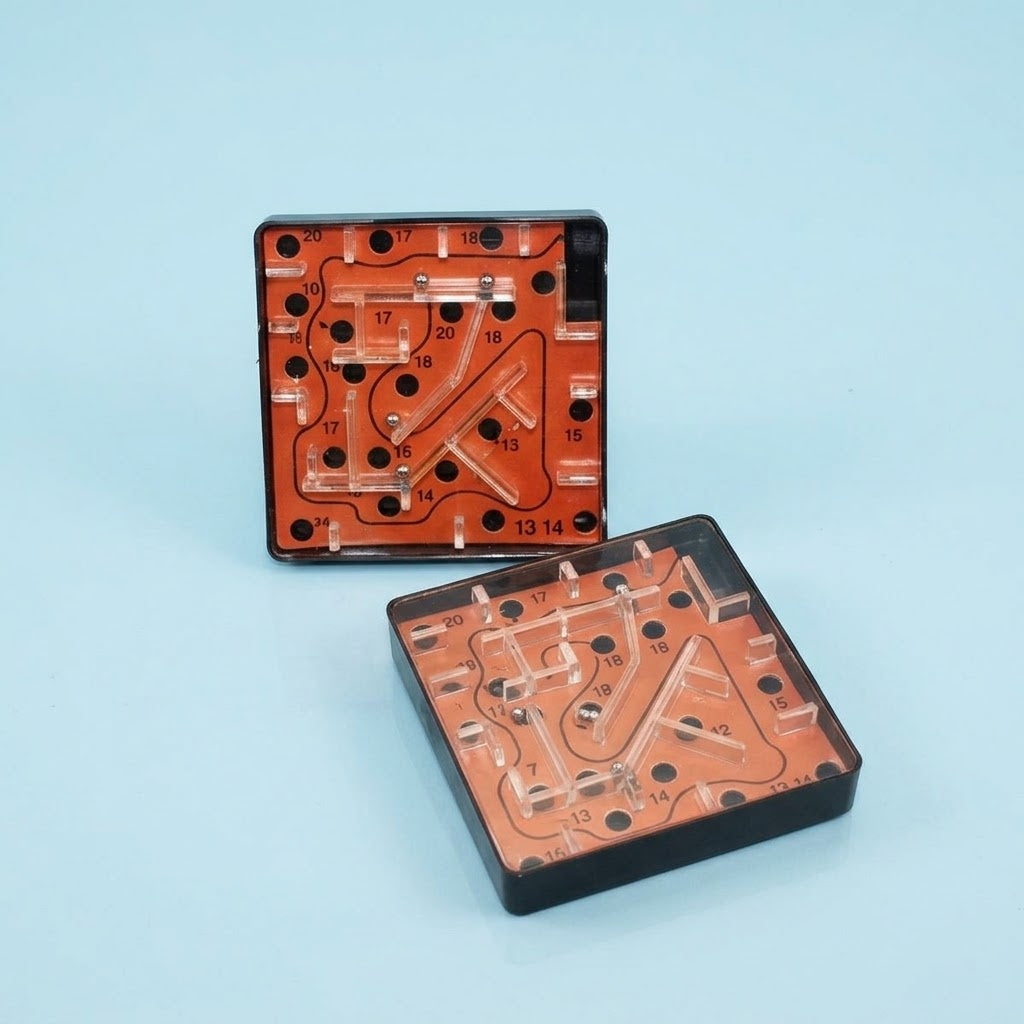 Maze Puzzle Game 10 x 10 cm Handheld Ball Maze - studio photo