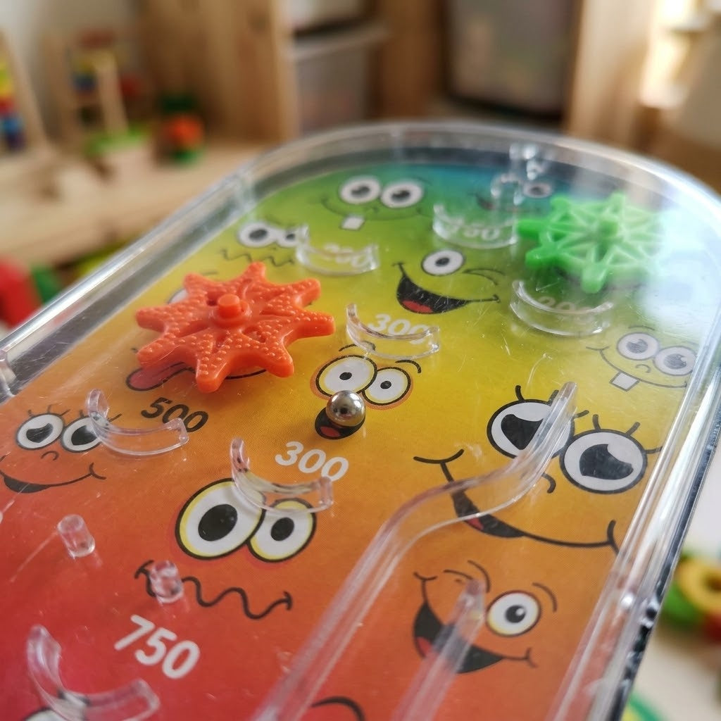Funny Faces Pinball Game Handheld 7 x 12 cm - close-up