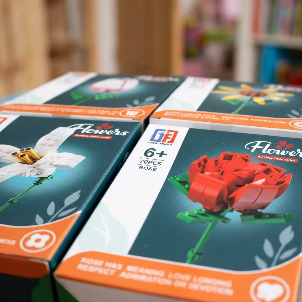Large Flower Compatible Building Bricks Set 44–70 Pieces - close-up